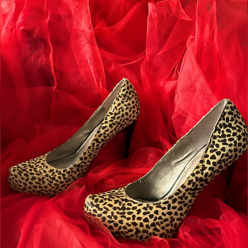 Check out this beautiful animal print BCBG, Size 8B, lightly used pumps.
